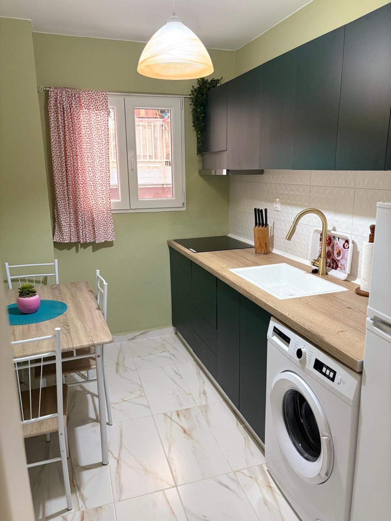 Metro Apartment *